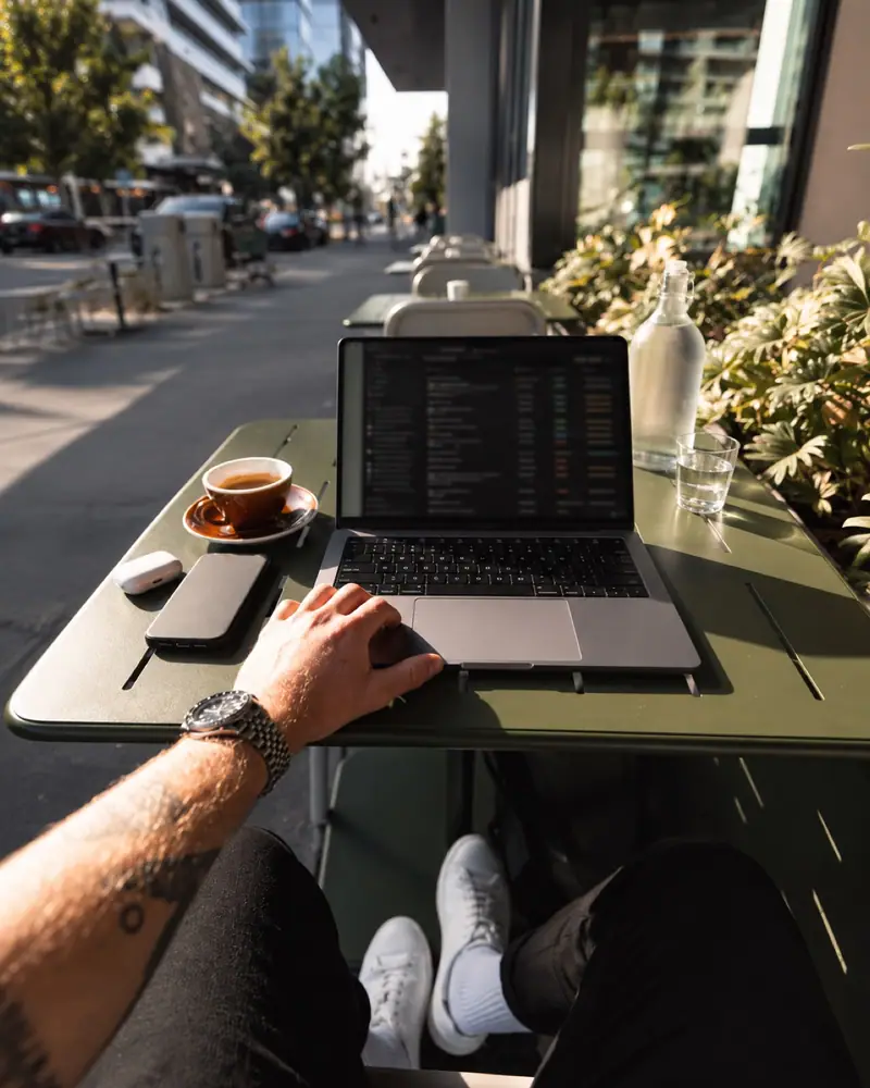 Café y computadora sobre una mesa de trabajo
