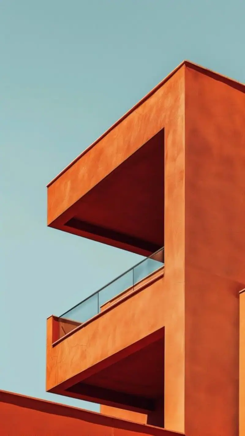 Edificio con balcones de color terracota