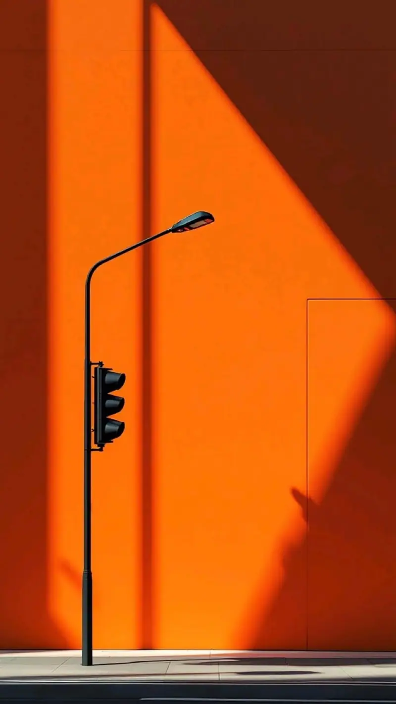 Pared naranja con una farola al atardecer