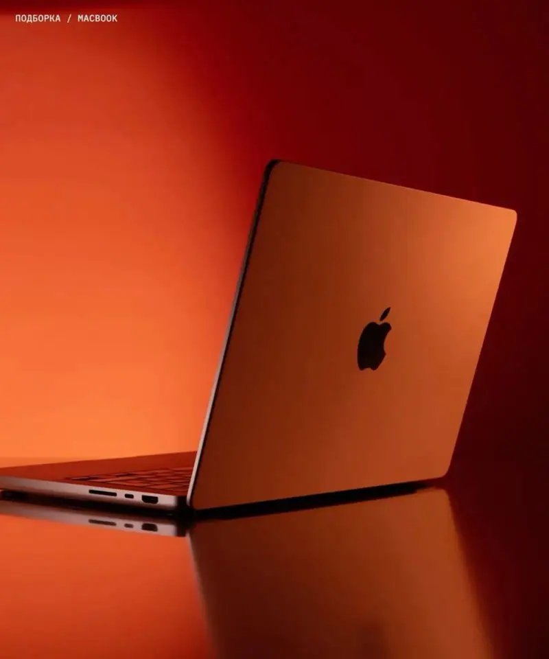 Computadora portátil sobre un fondo rojo